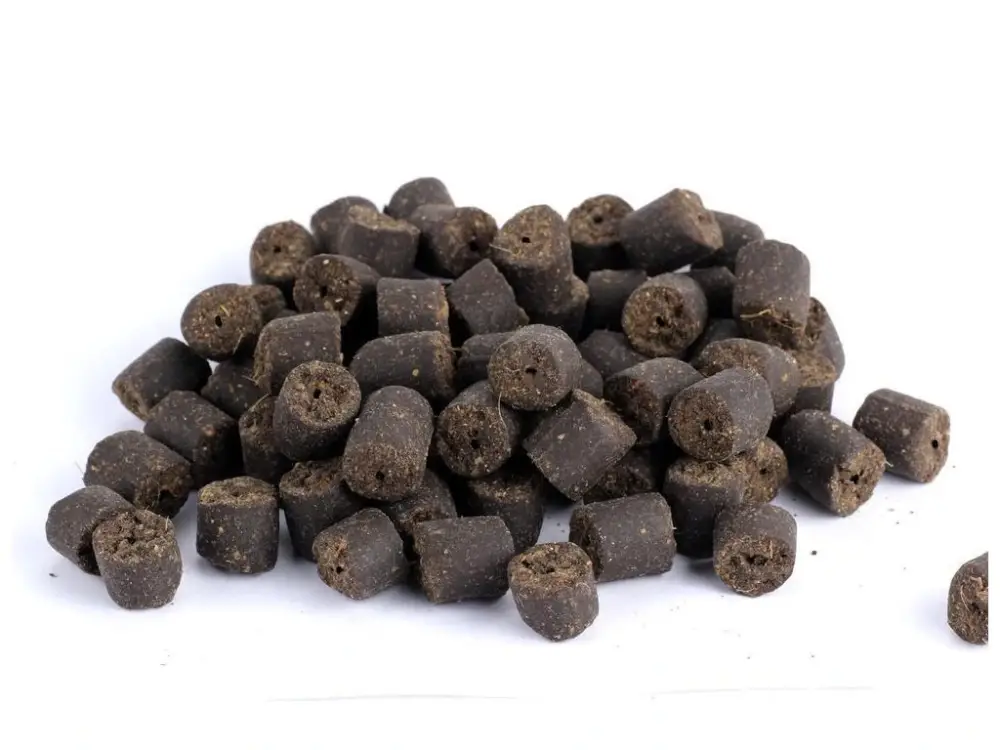 Levný Vnadící pelety black halibut krev s dírkou 20 mm 10 kg